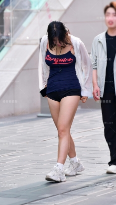 ★低头热裤美女（完整版）