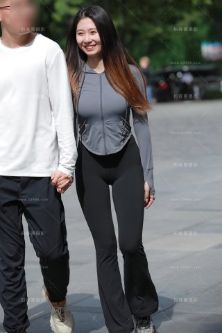 【玻璃街拍】黑色瑜伽裤女友