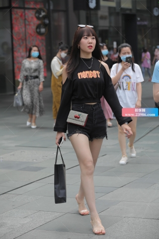 【开哦赛帖】热裤长腿美眉