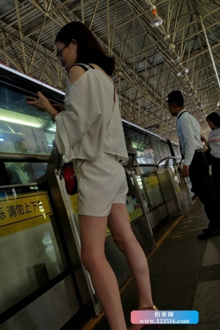 4K - 街拍白皙大长腿姑娘搭地铁 [3.12 GB/MP4]（视频版）