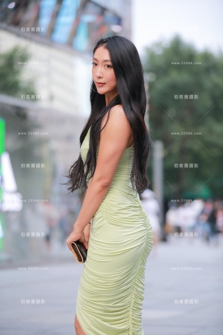 抱白狐的包臀裙小姐姐