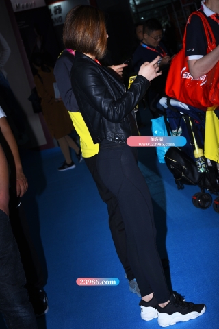 【咔喳赛贴】一直低头玩手机