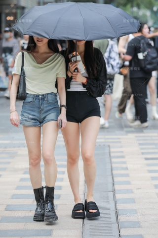 上楼梯的热裤小妹