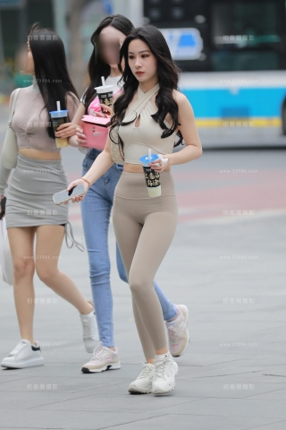【玻璃街拍】紧身瑜伽裤小姐姐