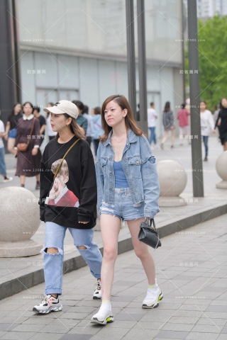 街拍牛仔热裤牛仔外套美眉