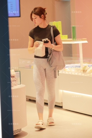 灰色瑜伽裤面包妹