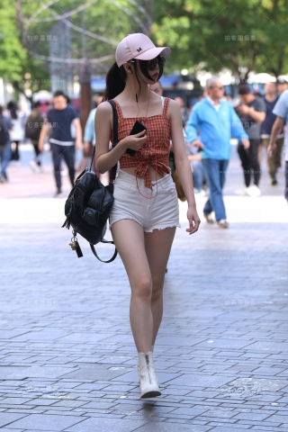 【街拍之魂赛帖】白色翘臀热裤MM