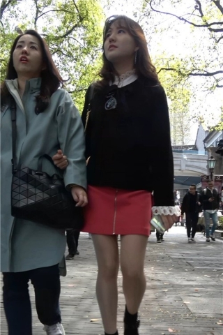 街拍红色短裙丝袜性感美女 [2.74 GB/MP4]（视频版）