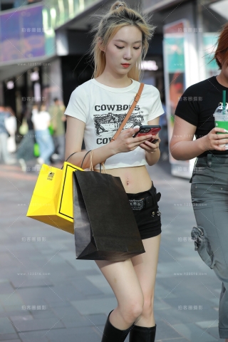 【玻璃街拍】黑热裤