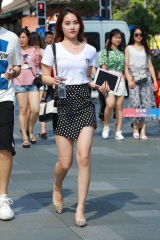 圆点包臀裙，性感女友