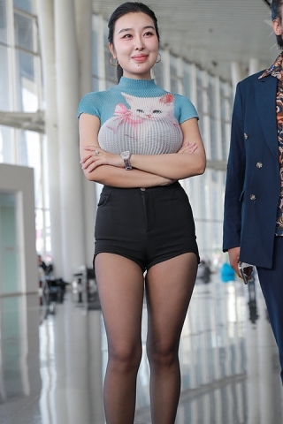 热裤黑丝高跟美女【原图+视频】