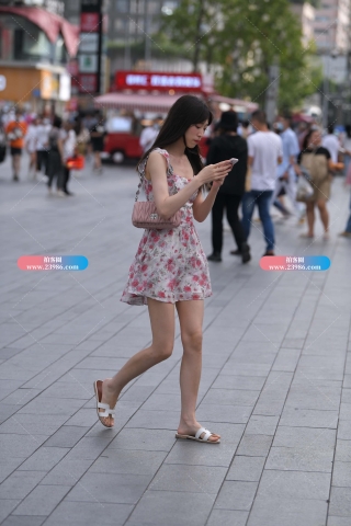 街拍碎花连衣裙小妹