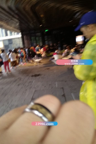 等待入场的少妇