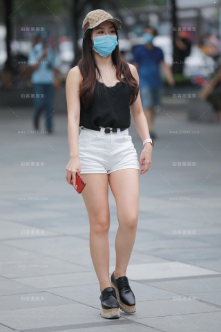 【玻璃街拍】白色热裤Y Y小姐姐