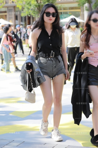 【玻璃街拍】牛仔热裤美女