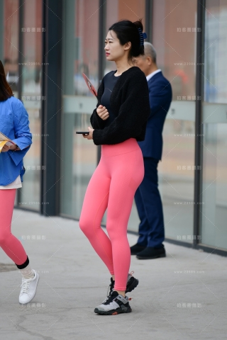 ★高挑粉红紧身裤美女