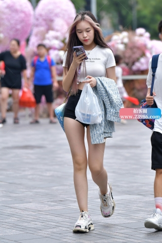 ★白皙长腿热裤美女