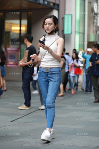 戴口罩的紧牛小姐姐