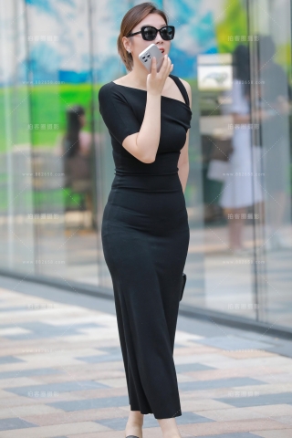 丰韵黑色包臀裙美女