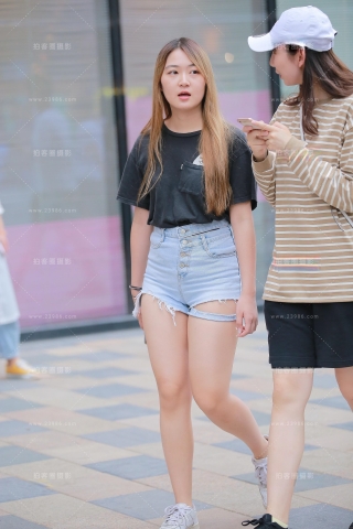 甜美的热裤美眉