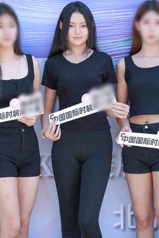 黑色瑜伽裤美女