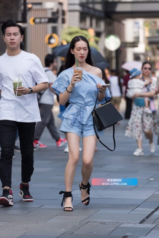 街拍美腿高跟鞋妹子