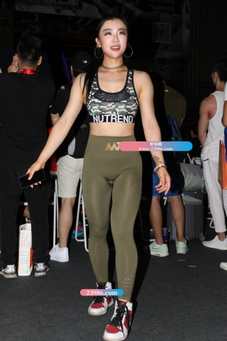 【欧阳幽明赛帖】墨绿色瑜伽美女