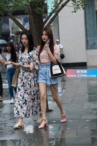 街拍粉色高跟粉衣美眉