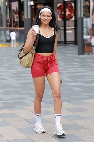 红色瑜伽短裤美女