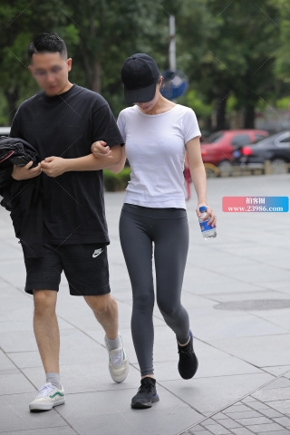 鸭舌帽，灰色瑜伽裤女友