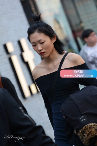 咔喳赛7  黑色中裙 真空上阵 （16p）