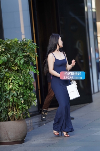 长裙韵味丰腴美女