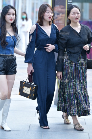 ★开心姐妹聊天逛街美女