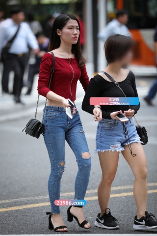 牛仔紧身美女,笑起来很甜美