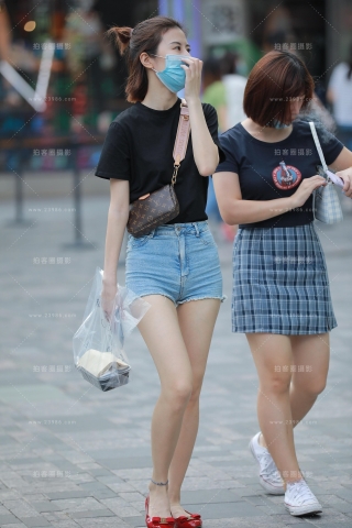 【玻璃街拍】牛仔热裤小妹