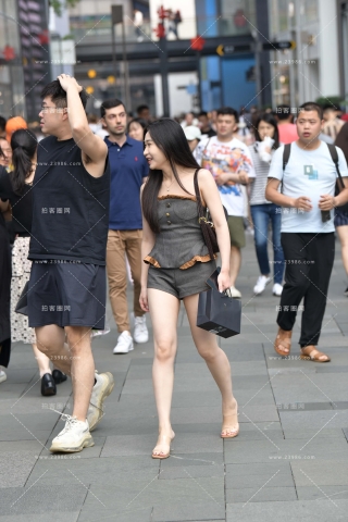 街拍偶遇超级美腿美女