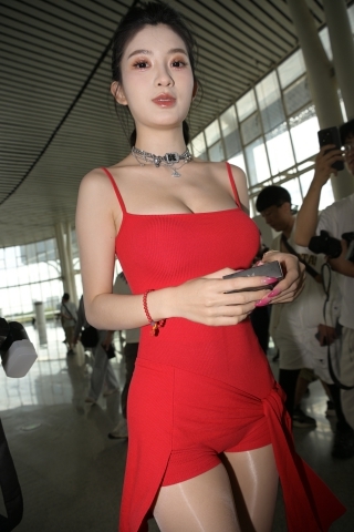 查看完整内容：BB酱红裙亮丝 - 共21张图片