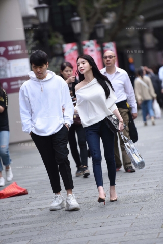 街拍高跟牛仔美女