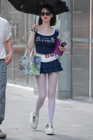 蓝色超短裙美女