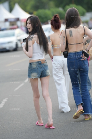 粉色拖鞋，热裤美眉