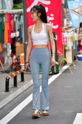 ★苗条浅色瑜伽裤美女