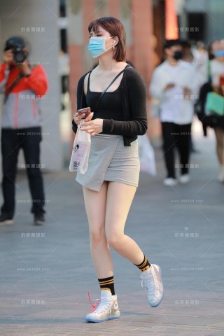 【玻璃赛帖】超短包臀裙美眉